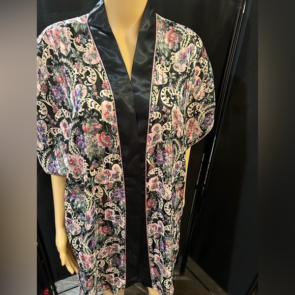 Val Mode satin robe with tie. Sz M - Picture 3 of 8